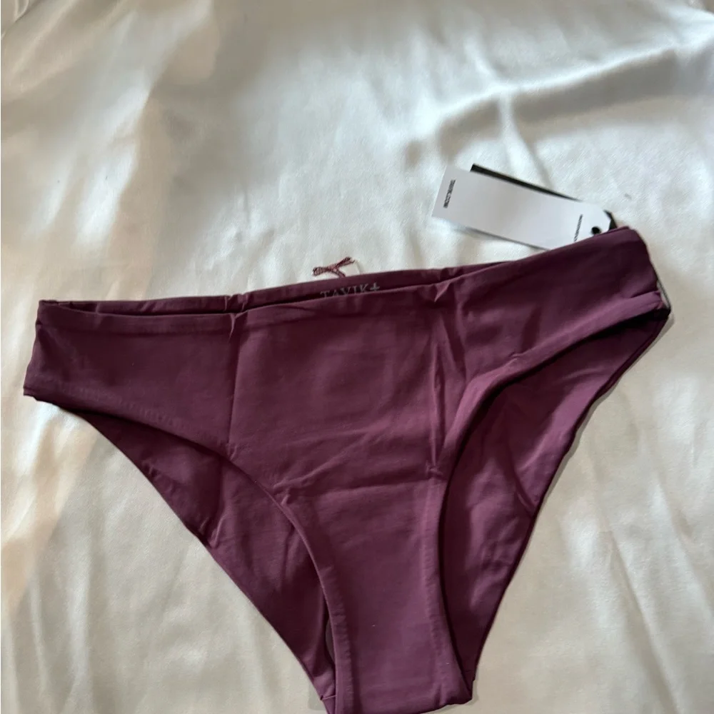 BUNDLE 2 ITEMS FOR $8✨ FINAL SALE✨ TAVIK full coverage swimming bottom 💐